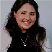 Graduada de Bachillerato con sobresalientes en asignaturas de lengua e historia enseña alemán, inglés y latín a todos los niveles